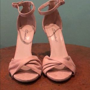 BRECKELLE's®️ size 7 high heels